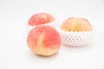 完熟したフルーツの桃が3つ。