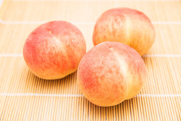 完熟したフルーツの桃が3つ。