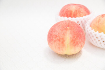 完熟したフルーツの桃が3つ。