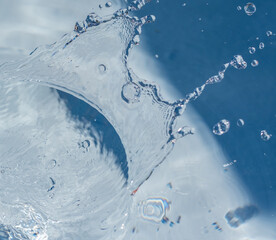 Wasserhintergrund - runde Form mit spritzendem Wasser