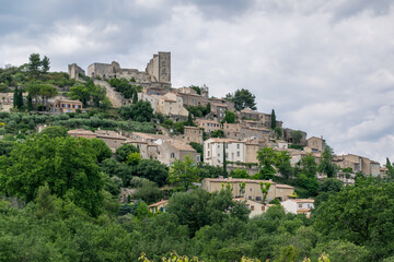 Lacoste, village médiéval perché dans le luberon en France.	