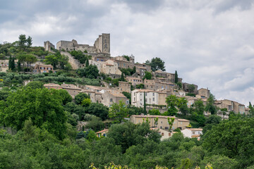 Obraz premium Lacoste, village médiéval perché dans le luberon en France. 