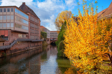 Fototapeta na wymiar Nuremberg in the autumn . Pegniz river in old german town 