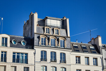Fototapeta premium facade of the old building in paris france