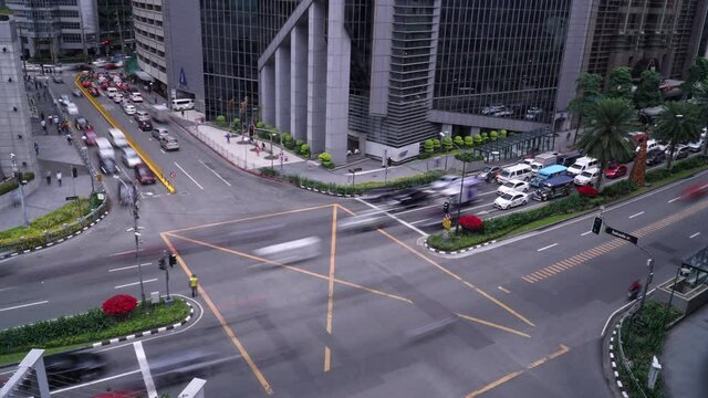 Cars Travelling At The Intersection Of Ayala Avenue In Makati City, Philippines. Busiest Roads In Makati Central Business District. - timelapse