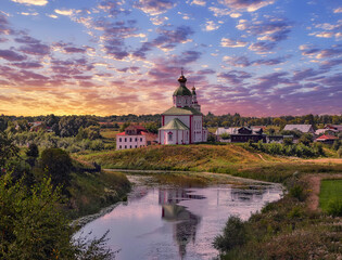 Obraz premium Vladimir sity with Russian orthodox churches, river, residential houses and trees in summer