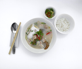 Tom kha soup with pepper, tomatoes, mushrooms, onions, coconut milk and noodles