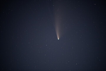 Recordings in the night sky of the comet Neowise with many other stars in the sky