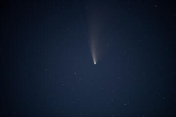 Recordings in the night sky of the comet Neowise with many other stars in the sky