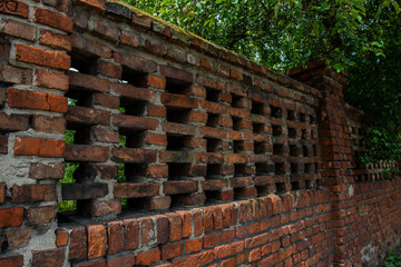 mur z czerwonej cegły