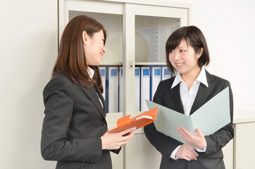 打ち合せするオフィスレディ