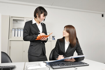 打ち合せする女性ビジネスマン