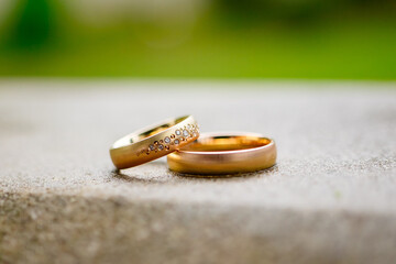 Obraz na płótnie Canvas elegant and classy golden wedding rings or engagement ring