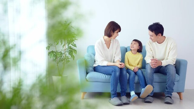 家族団らん　女の子と両親