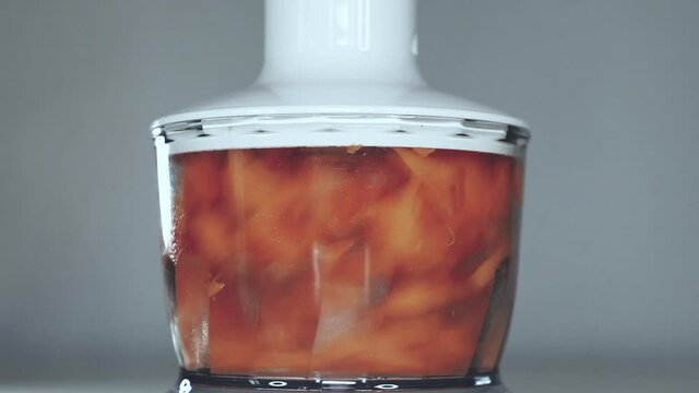 人参をフードプロセッサーでみじん切りにする