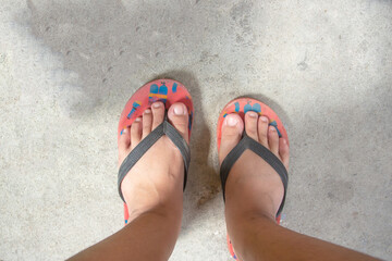 foot of women wear flip flop