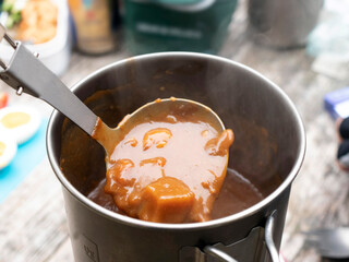 山で調理するアウトドアごはん・山ごはん【ビーフカレー】