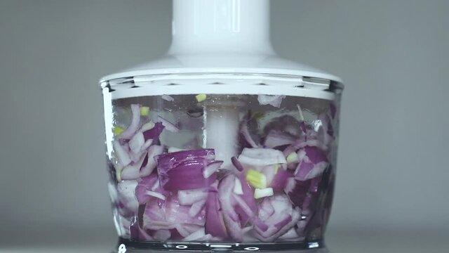 レッドオニオンをフードプロセッサーでみじん切りにする