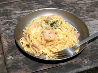 山で調理するアウトドアごはん【カルボナーラパスタ】
