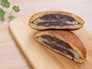 おいしい餅とあんこの入った日本の和菓子「どらやき」