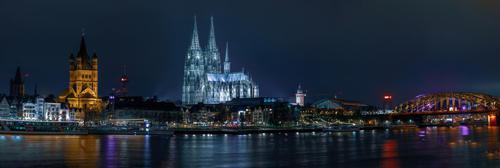 Fototapeta na wymiar Dom Köln bei Nacht