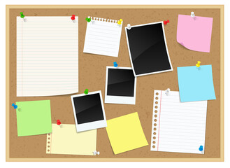 コルクボードに貼られたメモ、付箋、ポラロイド写真