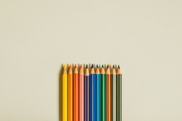 Buntstifte in allen Farben auf weißem Hintergrund aus Papier grafisch