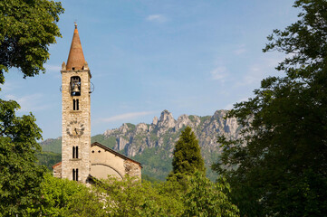 Fototapeta na wymiar Scenic view of Santo Stefano church in Tesserete and Denti della Vecchia mountain range