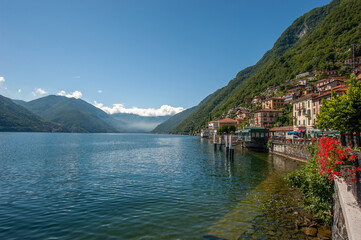 Fototapeta na wymiar Argegno visto dal lago di Como su barca