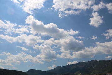 fondo de cielo azul con nubes blancas en verano