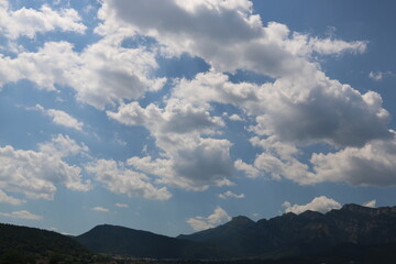 fondo de cielo azul con nubes blancas en verano