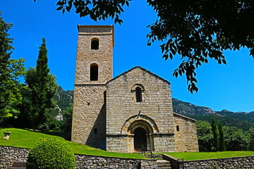 Fototapeta na wymiar iglesia antigua en pequeño pueblo de montaña