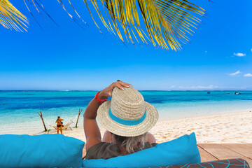 Femme au chapeau de sur plage du Morne, île Maurice 