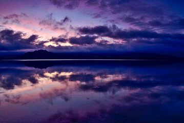 黄昏時の空を湖面に映す湖。屈斜路湖、北海道、日本。