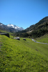 Fototapeta na wymiar Panorama am Flüelapass in der Schweiz 27.5.2020