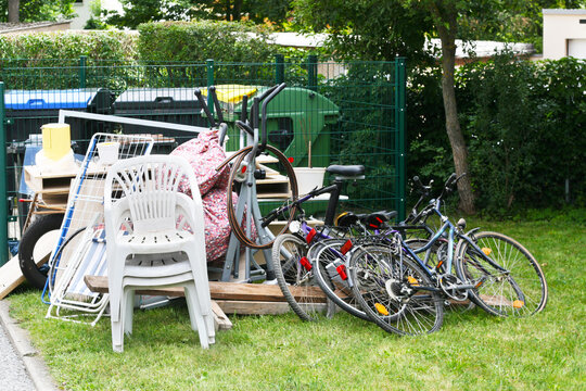 Wegwerfgesellschaft und Konsum, Sammelstelle f&uuml;r Grobm&uuml;ll, Entsorgung von Sperrm&uuml;ll, Entr&uuml;mplung, Ausmisten und Verwertung von Sekund&auml;rrohstoffen, recycling in den Wertstoffh&ouml;fen