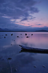 黄昏時の湖。屈斜路湖、北海道、日本。