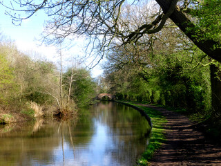Fototapeta na wymiar A section of the Sandstone Trail alongside the Llangollen Canal between Whitchurch and Grindley Brook in Shropshire, UK.