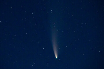 Obraz na płótnie Canvas Wonderful Neowise comet with light tail on dark night sky in the city