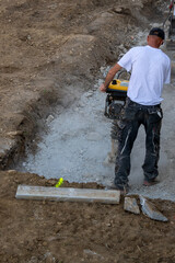 Bauarbeiter arbeitet mit einem Presslufthammer