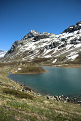 Kleiner Gebirgssee auf dem Julierpass in der Schweiz 27.5.2020