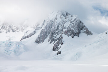 Eindrucksvoller Berg auf einem Gletscher