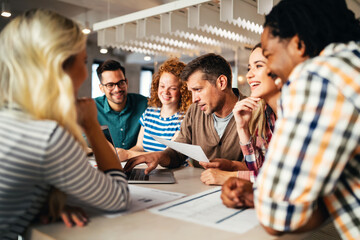 Obraz premium Grupa różnorodnych projektantów, burza mózgów ludzi biznesu na spotkaniu w biurze