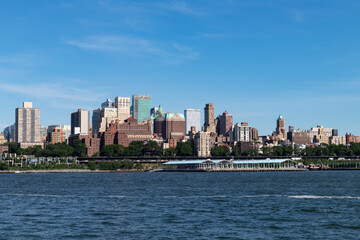 Fototapeta premium Brooklyn Heights Neighborhood Skyline along the East River in New York City on a Beautiful Day