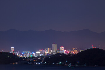 Fototapeta na wymiar 和布刈公園第二展望台から関門海峡を越えて眺める北九州市の夜景（福岡県）