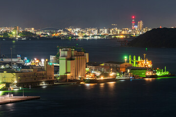 Fototapeta na wymiar 和布刈公園第二展望台から関門海峡を越えて眺める北九州市の夜景（福岡県）
