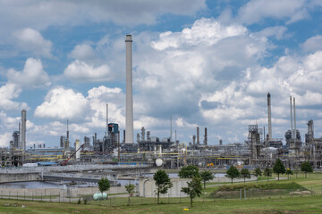 Obraz premium petrochemical industrial plant or oil refinery