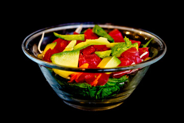 Salade thon avocat - Photo de sushis, makis, california, chirashis, sashimis, temakis, yakitoris et plateaux sur fond noir