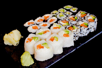 Plateau de sushis - Photo de sushis, makis, california, chirashis, sashimis, temakis, yakitoris et plateaux sur fond noir