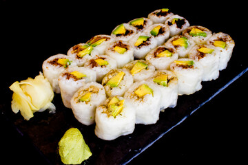 Plateau de california rolls - Photo de sushis, makis, california, chirashis, sashimis, temakis, yakitoris et plateaux sur fond noir